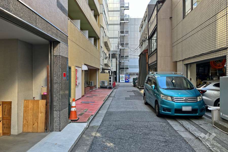 敷地東側の前面道路（南側から）