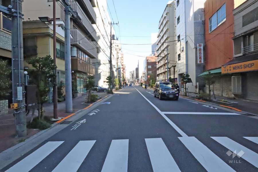 敷地西側の前面道路