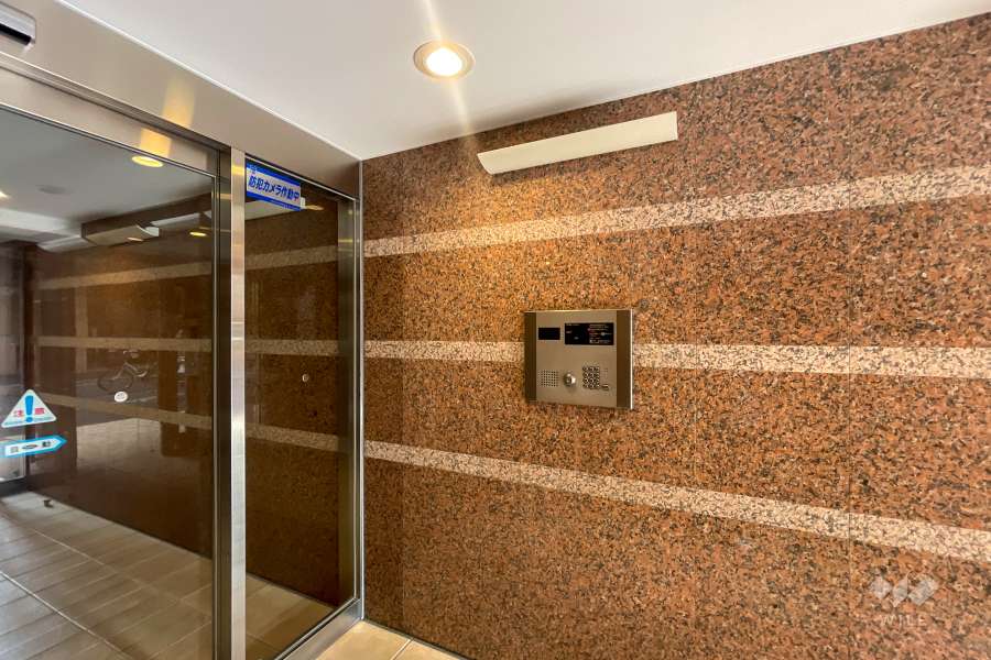 エントランスはオートロック付きです。