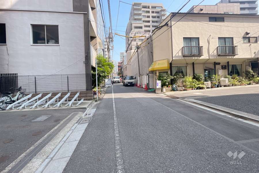敷地東側の前面道路（南側から）