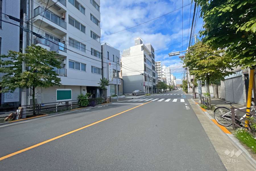 敷地北側の前面道路（東側から）