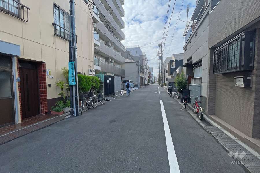 敷地西側の前面道路（北側から）