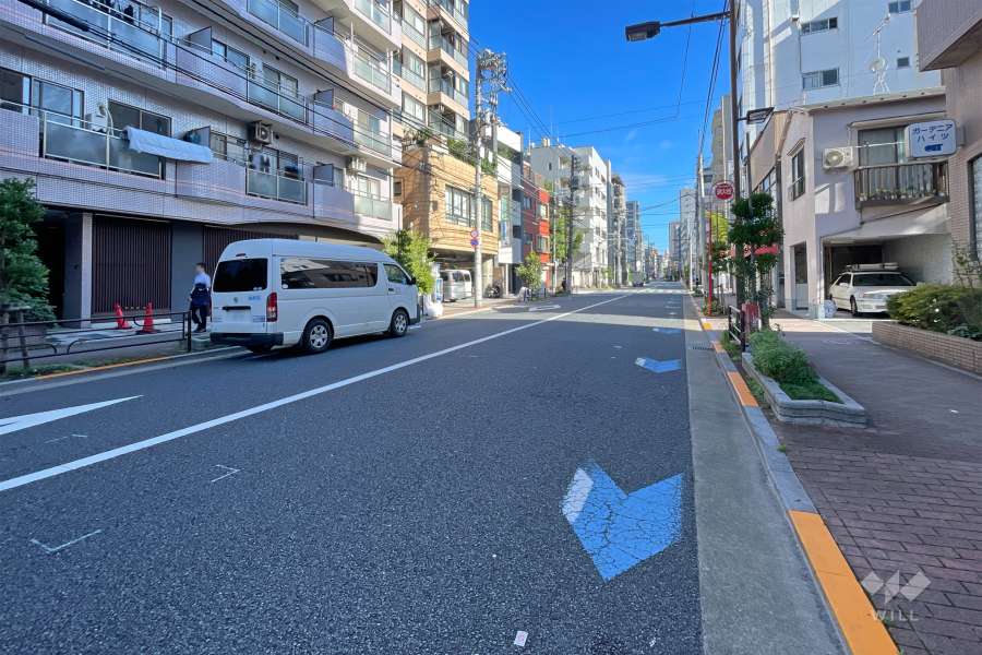 敷地の東側前面道路（南側から）
