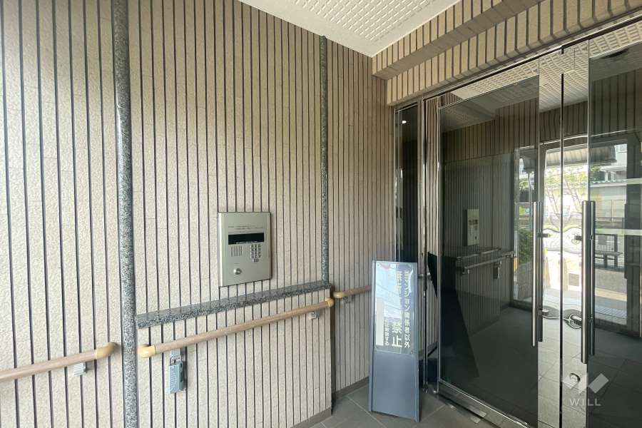 エントランスはオートロック付きです。