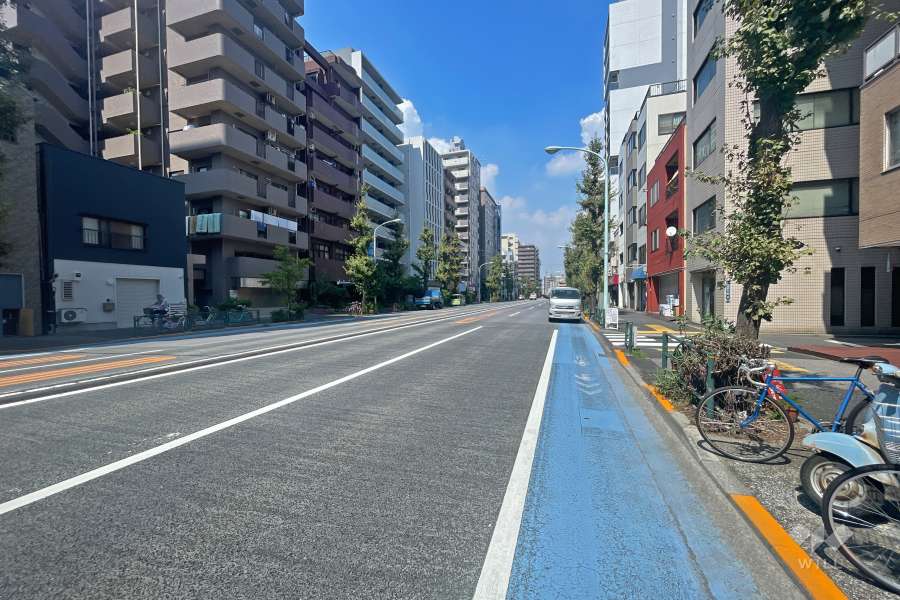 敷地東側の前面道路（北側から）