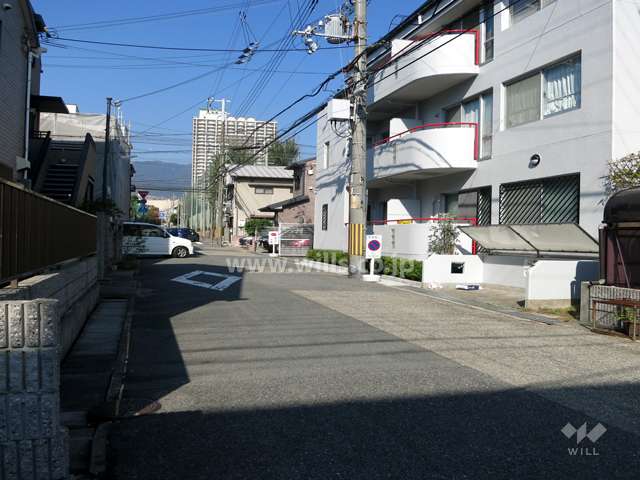 敷地西側の前面道路