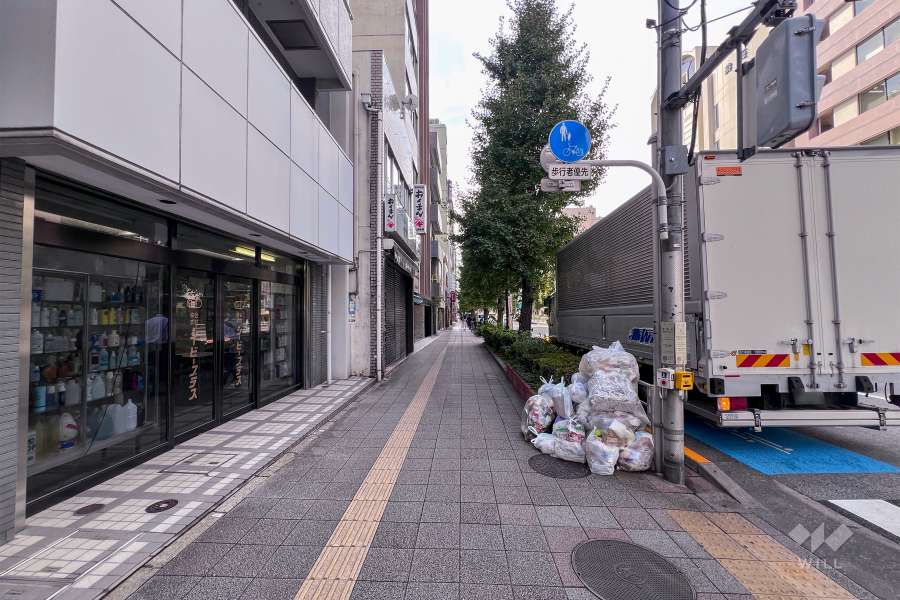 敷地北側の前面道路（東側から）
