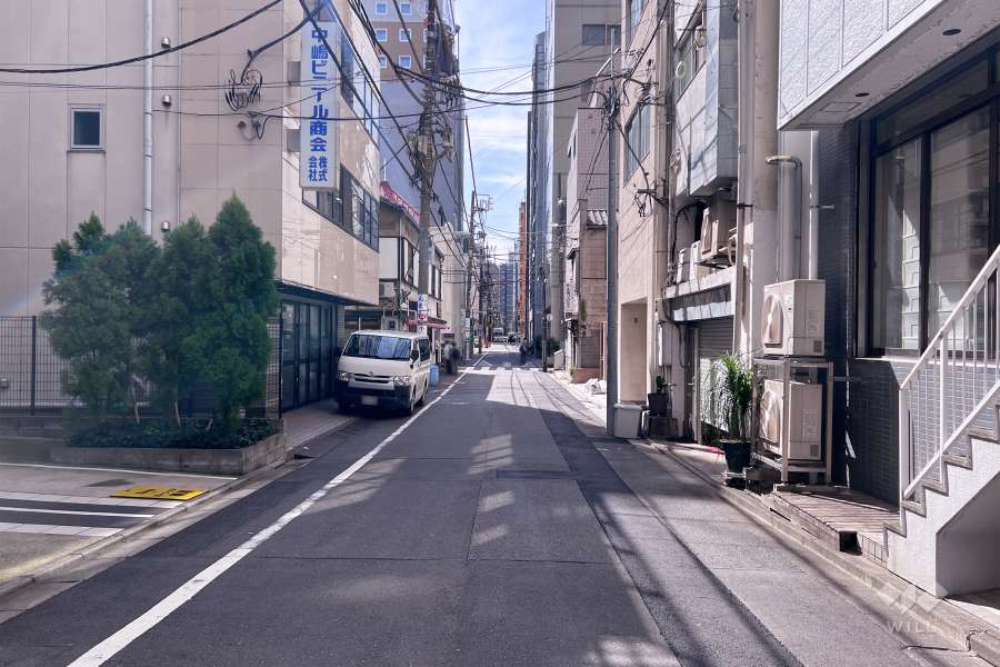敷地南側の前面道路（東側から）