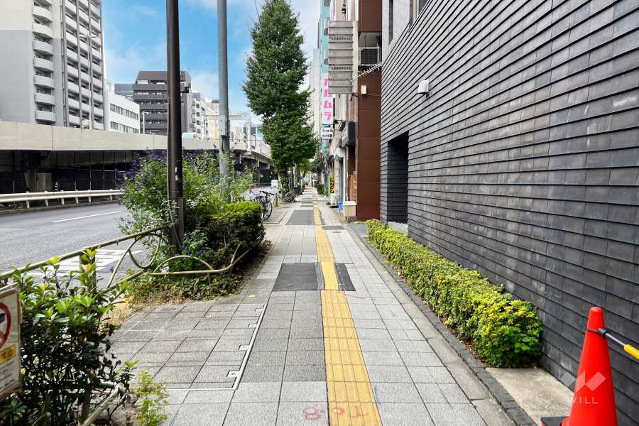 敷地の南東側前面道路（北東側から）