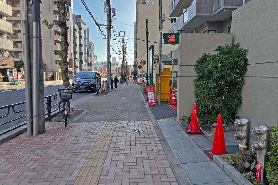 敷地の南東側前面道路は入谷口通りです（北東側から）。