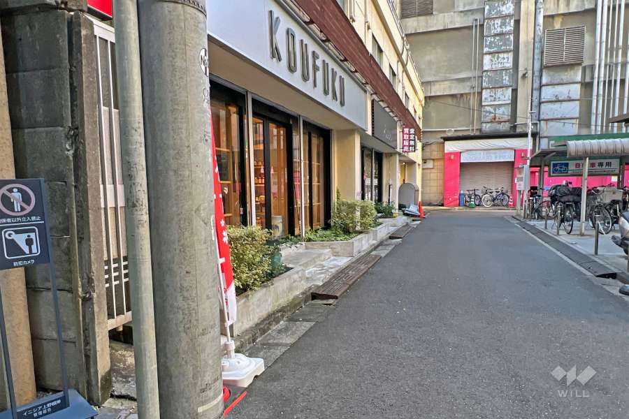 敷地の北西側前面道路（北東側から）