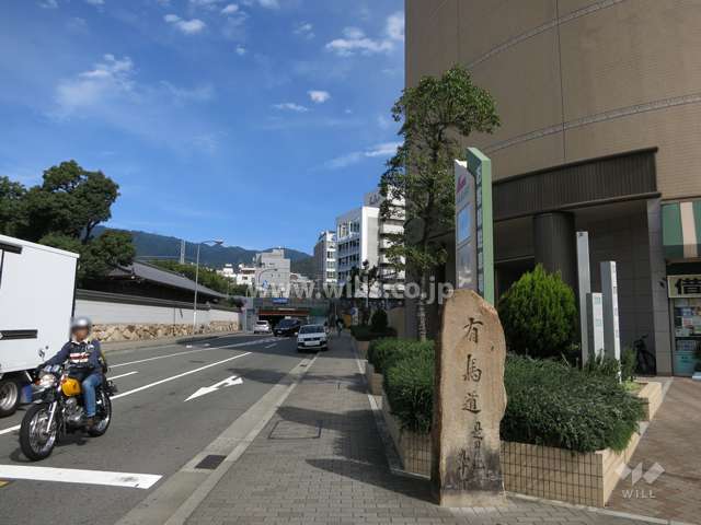 敷地西側の前面道路