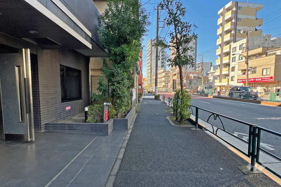 敷地の北側前面道路は明治通りです（東側から）。