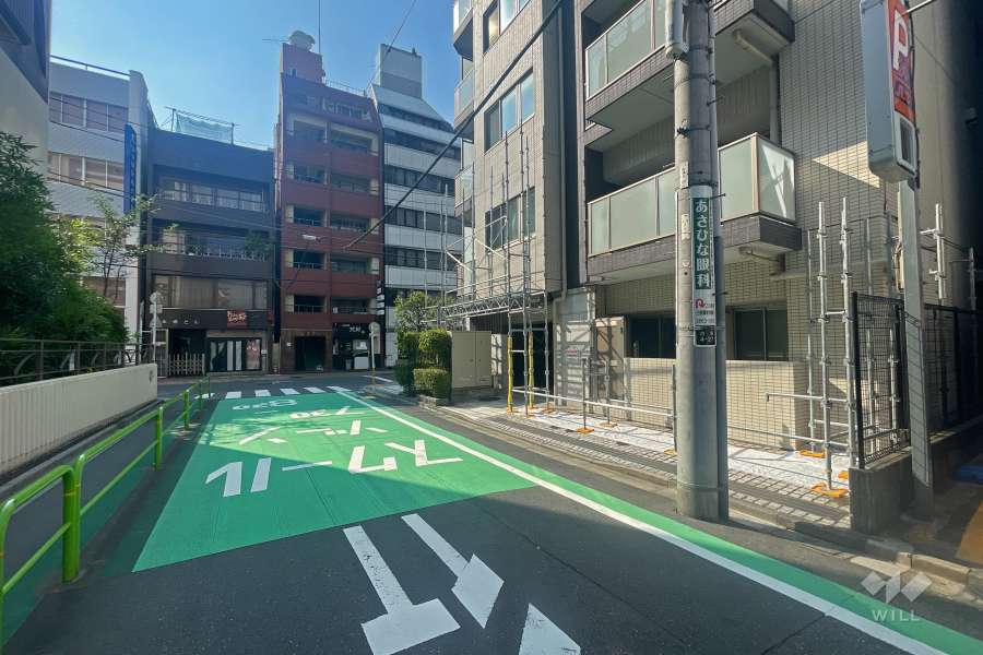 敷地の南側前面道路（東側から）
