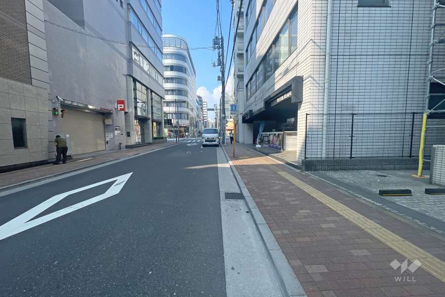 敷地の西側前面道路（南側から）