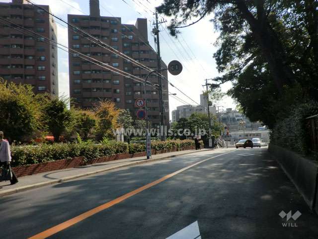 敷地西側の前面道路