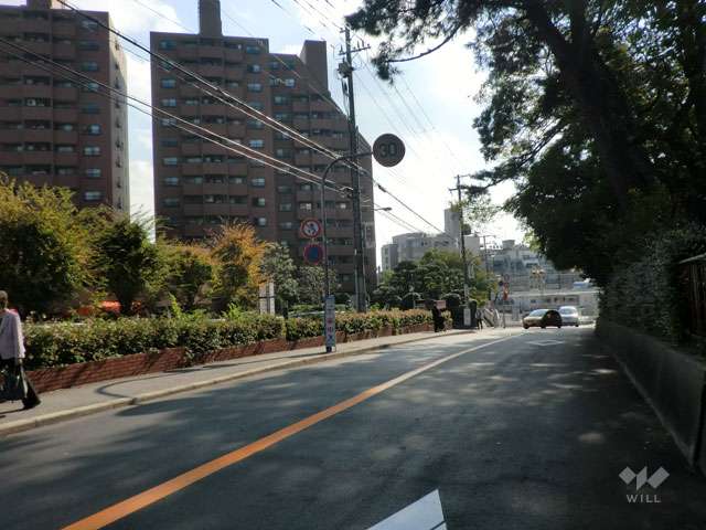 敷地西側の前面道路