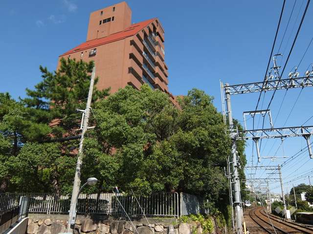 敷地南側には阪急神戸線が走っています。