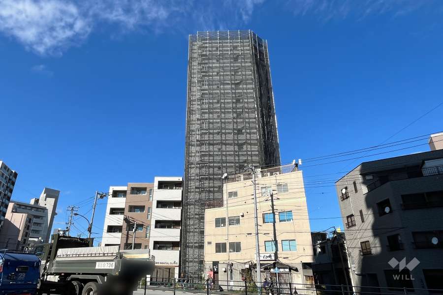 シティインデックス三ノ輪の外観（南東側から）※大規模修繕工事中（2024年12月時点）