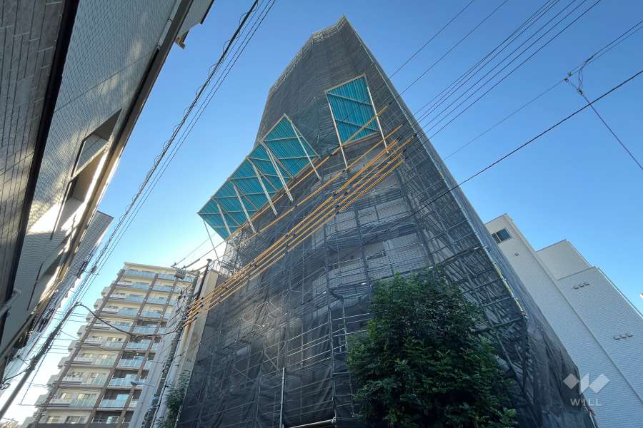 シティインデックス三ノ輪の外観（北東側から）※大規模修繕工事中（2024年12月時点）