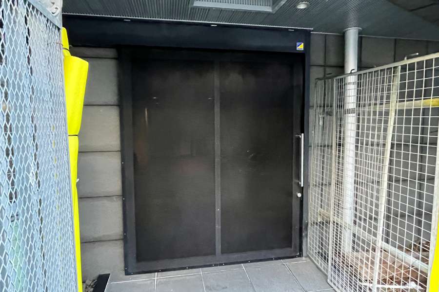 駐輪場の出入り口※大規模修繕工事中（2024年12月時点）