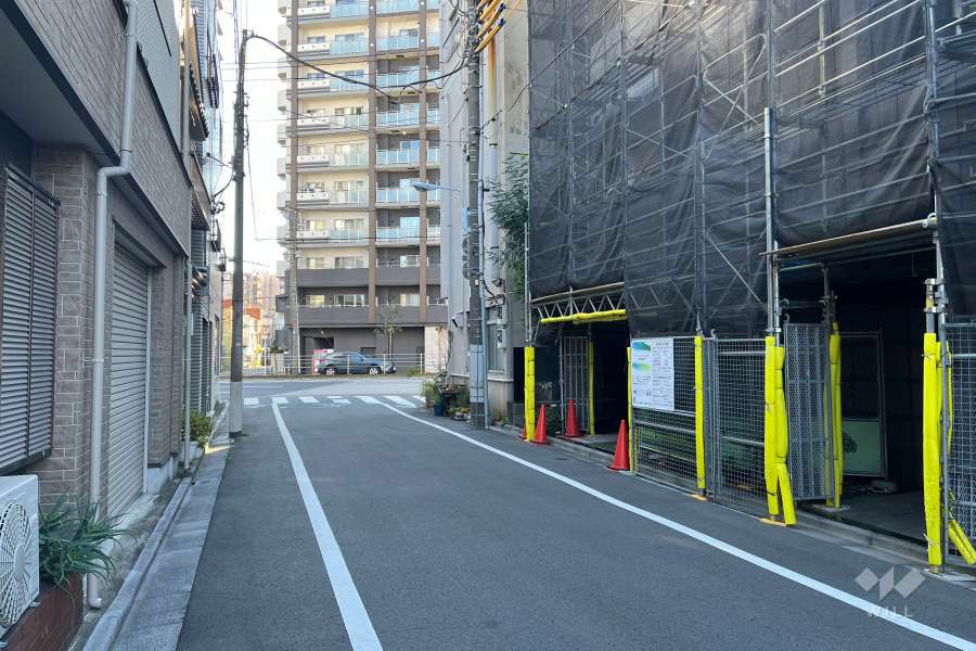 敷地の東側前面道路（北側から）