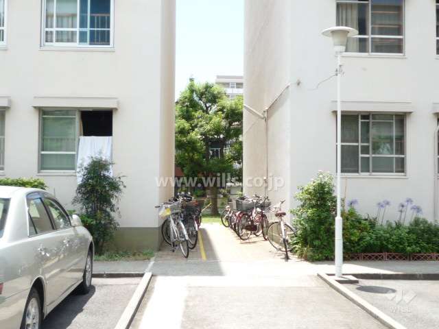 駐輪場（左が3号棟、右が4号棟）