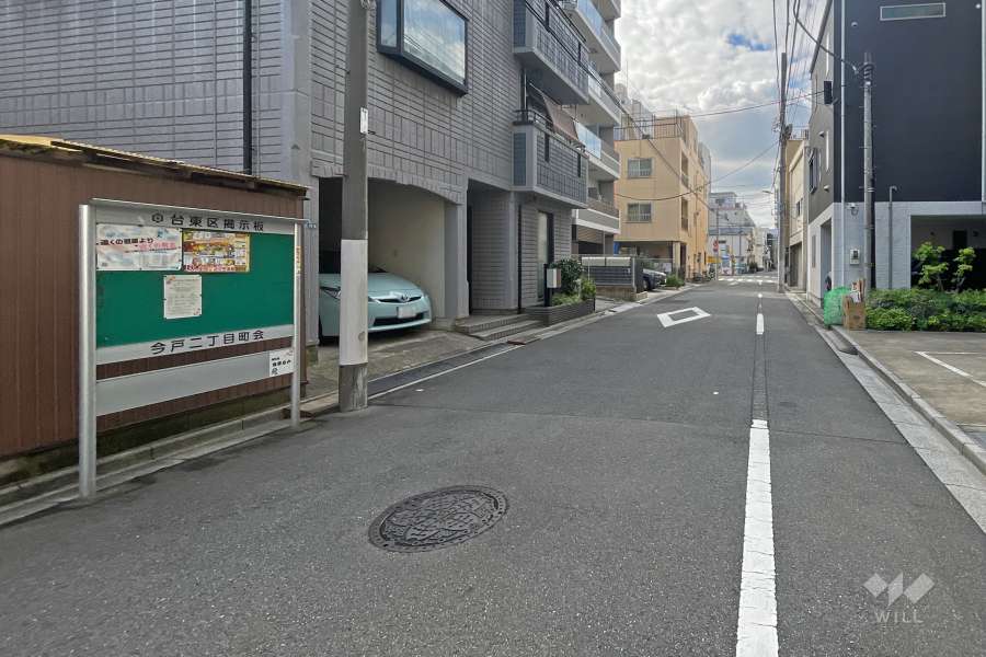 敷地東側の前面道路（北側から）