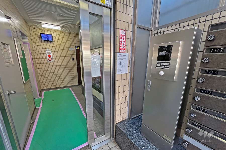 エントランスはオートロック付きです。