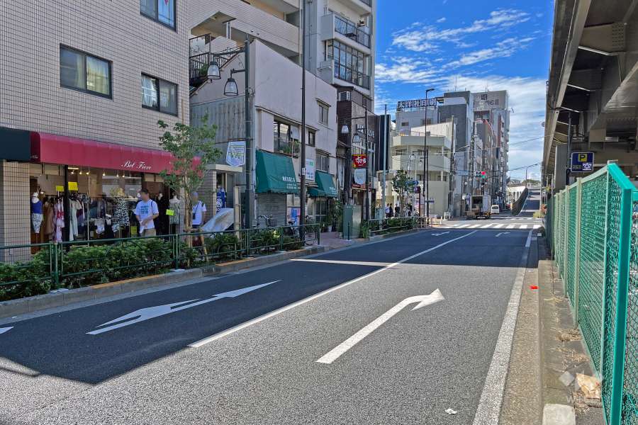 敷地の北側前面道路（東側から）は言間通りです。