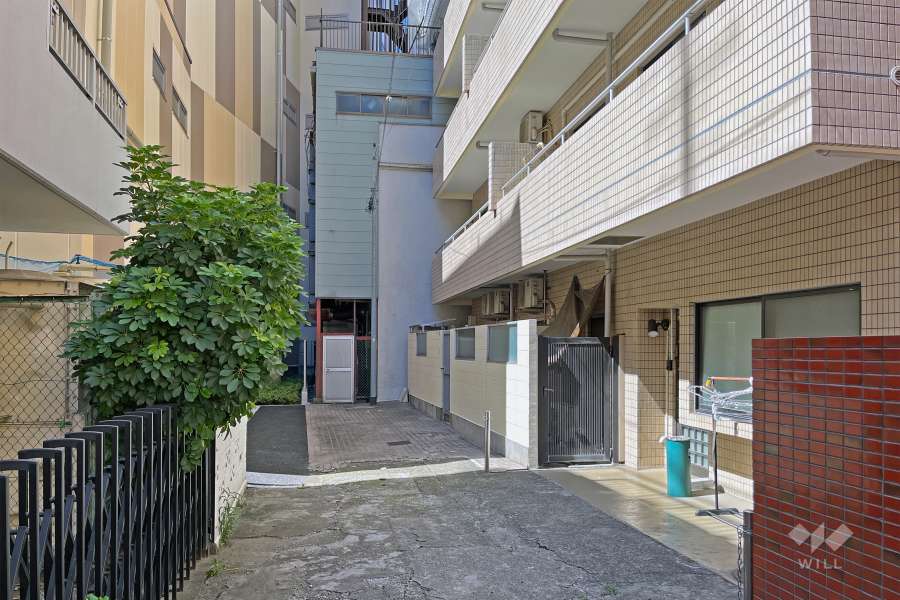 敷地南側の通路（東側から）