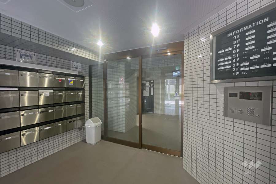 エントランスはオートロック付きです。