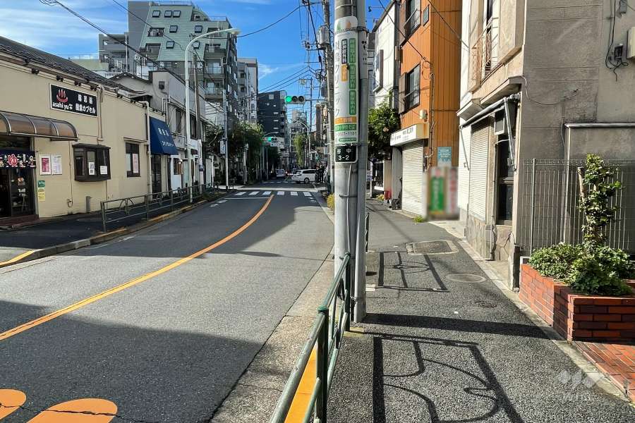 敷地の南側前面道路（東側から）