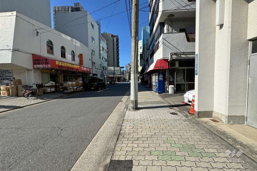 敷地の北側前面道路（東側から）