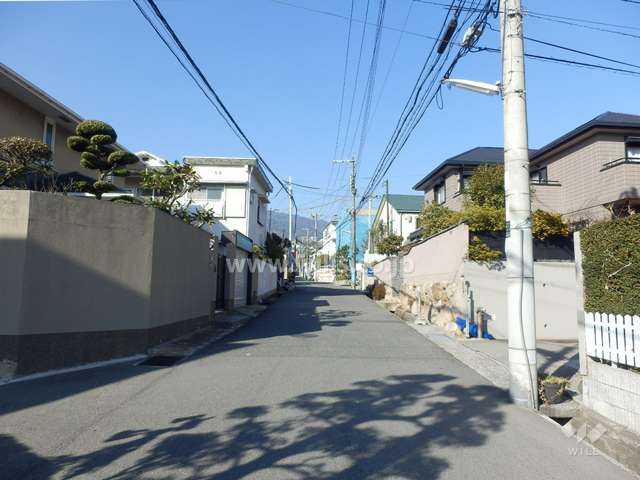 敷地西側の前面道路
