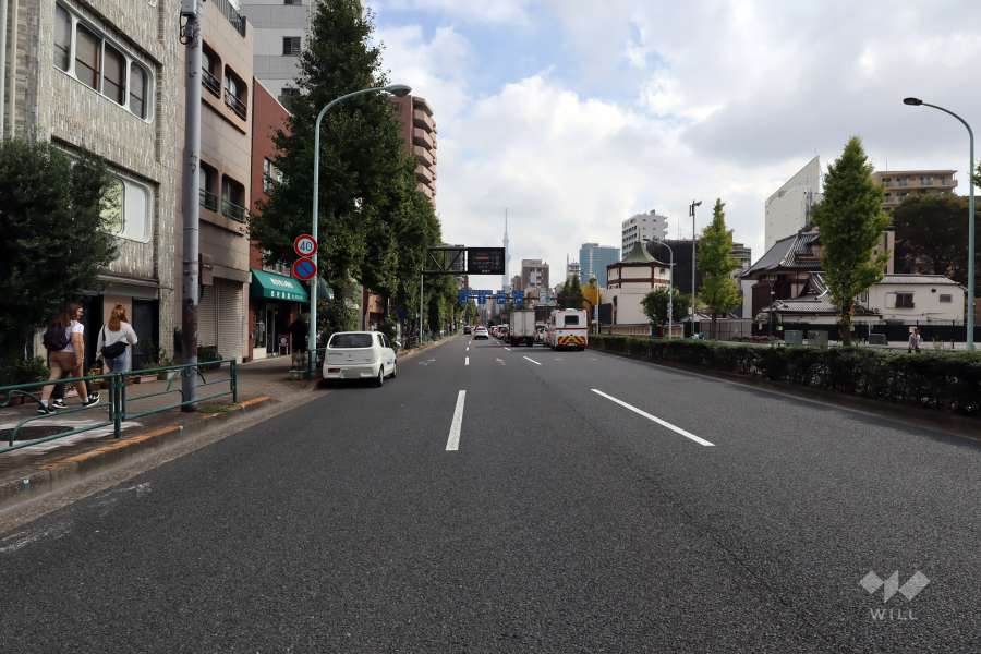 敷地南側の前面道路（西側から）