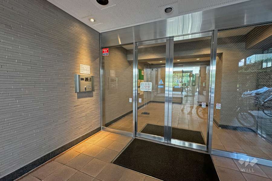 エントランスはオートロック付です。