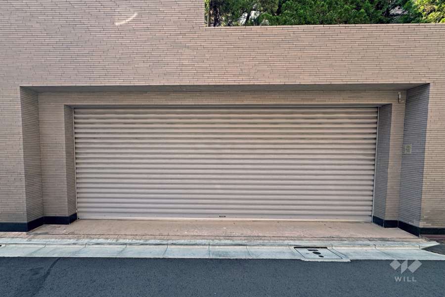 敷地内駐車場の出入り口（シャッター付き）