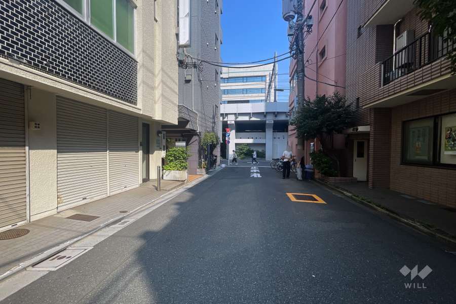 敷地の北側前面道路（東側から）
