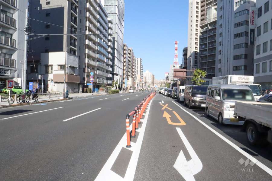 敷地東側の前面道路(北側から)