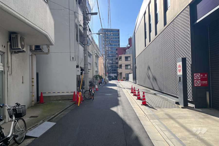 敷地西側の前面道路（北側から）