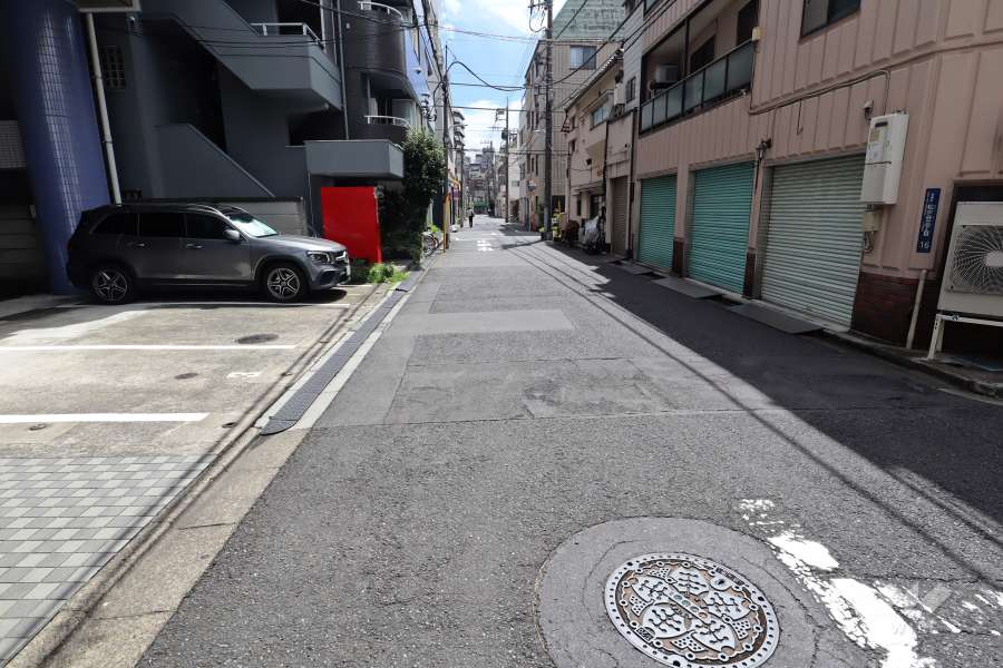 敷地西側の前面道路（北側から）