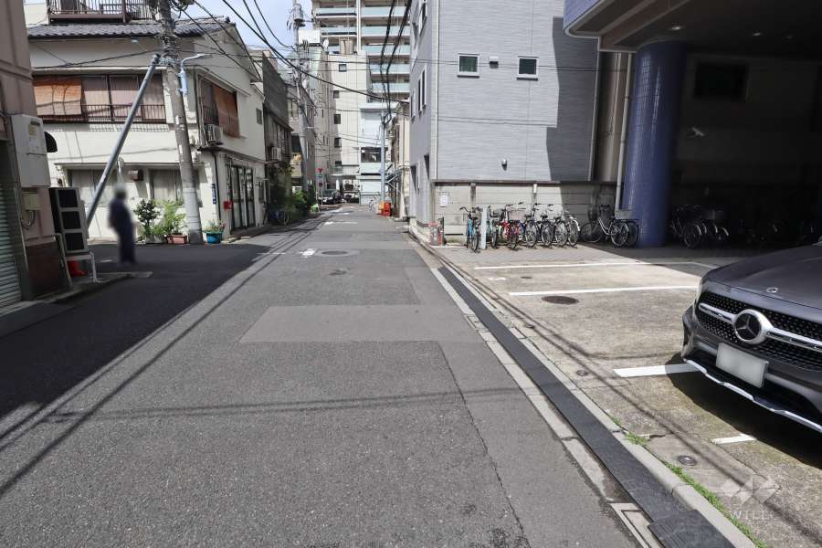 敷地西側の前面道路（南側から）