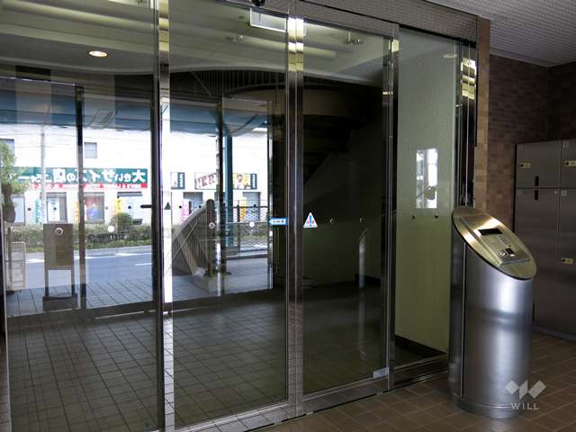 エントランスはオートロック付きです。