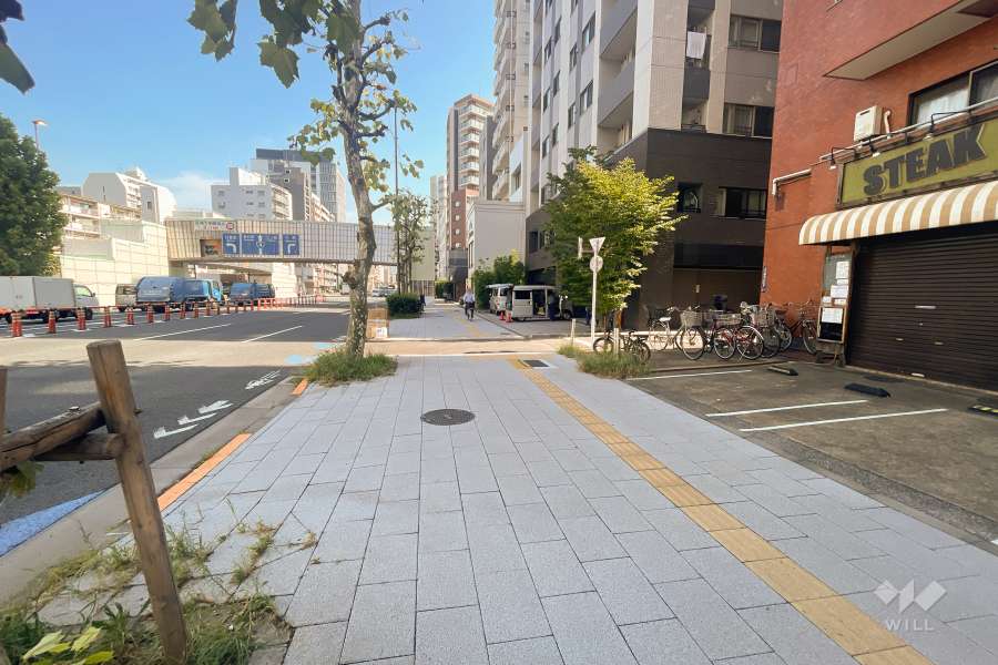 敷地西側の前面道路