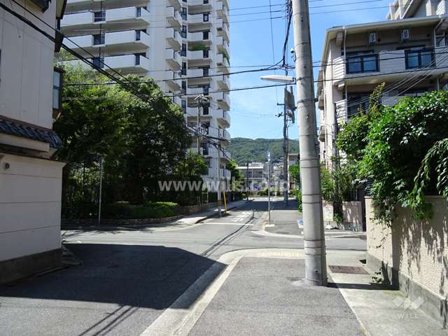 敷地東側の前面道路。