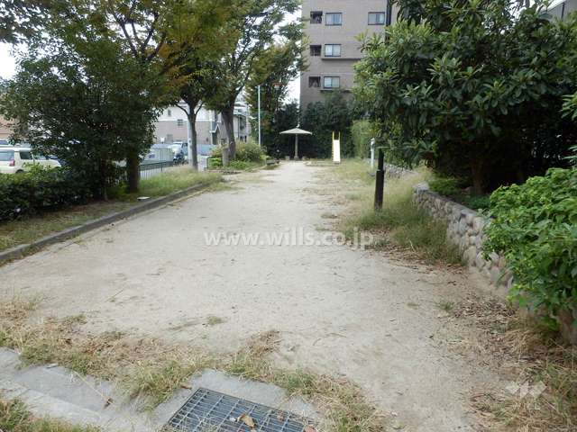 敷地に隣接する小さな公園