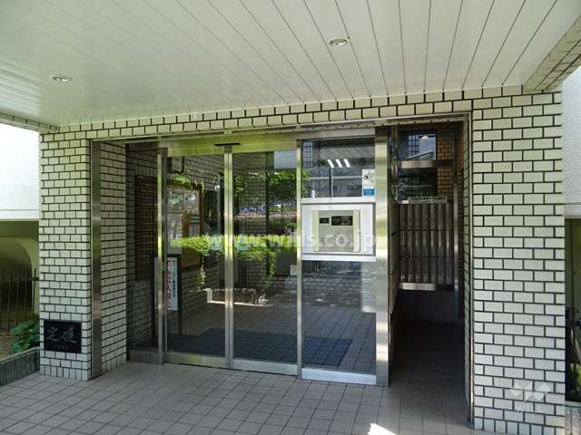 エントランスはオートロック付きです。