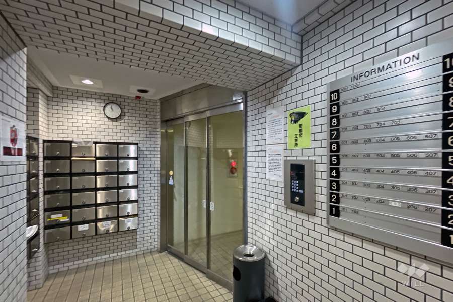 エントランスはオートロック付きです。