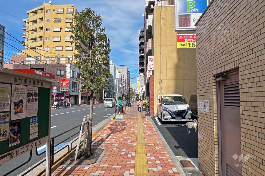 敷地の北西側前面道路は金杉通りです（南西側から）。